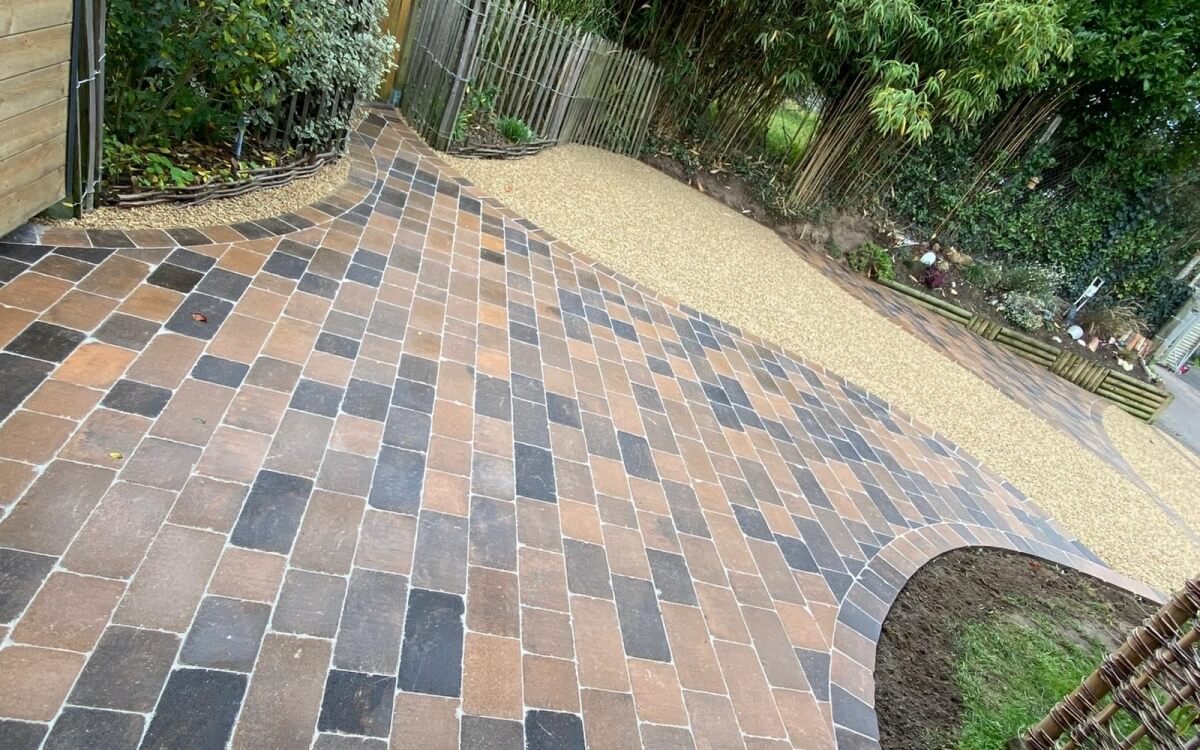 Conception Cour en Alv�ostar� et Pav� marjolaine� - Manche