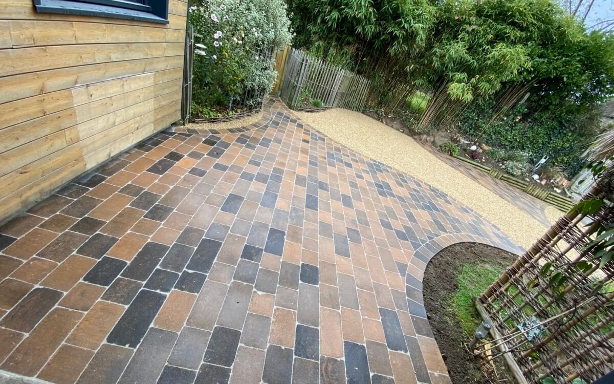 Conception Cour en Alv�ostar� et Pav� marjolaine� - Manche