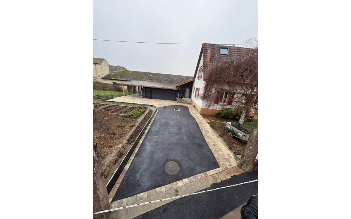 Conception Cour en  pavage antiquita dune 700 et enrob� � chaud � val de moder r�alis�e le 12/12/2025