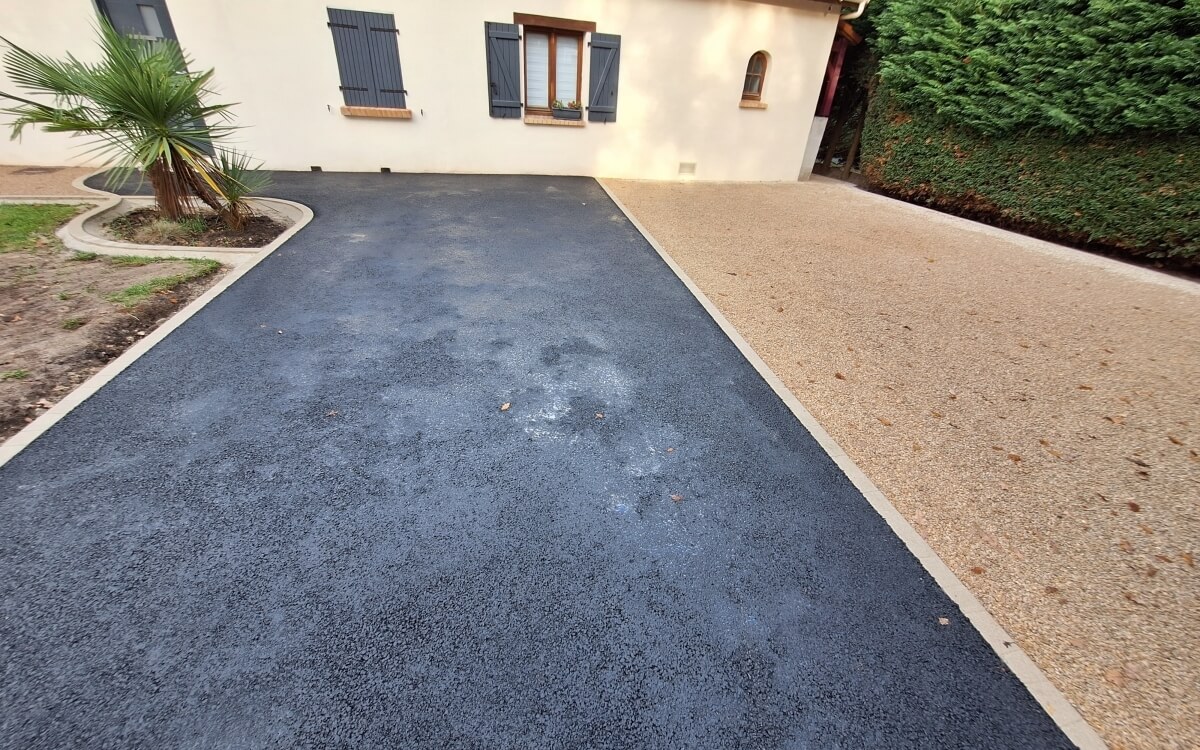 Cr�ation Cour en Alv�ostar�, enrob� � chaud et Pav� la couture� � Boissy sous saint yon con�ue le 20/11/2025