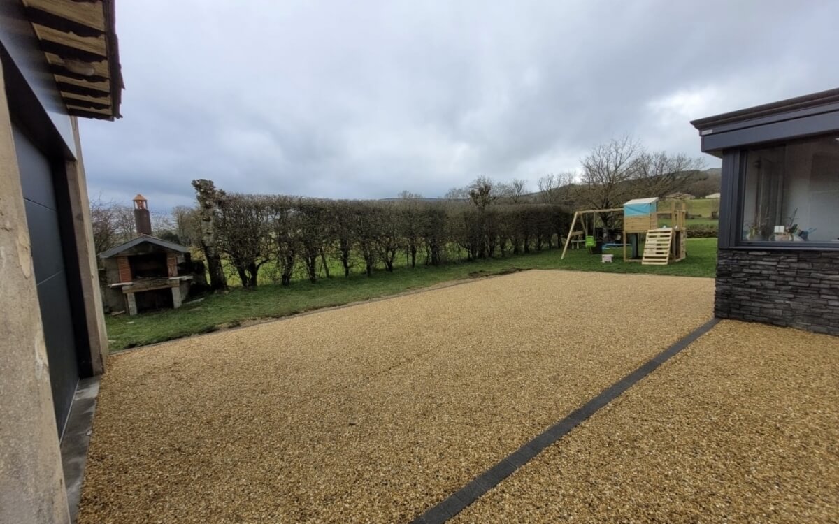 R�alisation Cour en Alv�ostar� et Pav� la couture� � V�zins-de-L�v�zou 