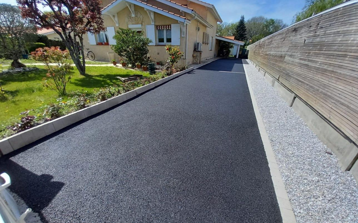 R�alisation Cour en enrob� noir � chaud et bandes drainantes cr��e le 12/05/2026