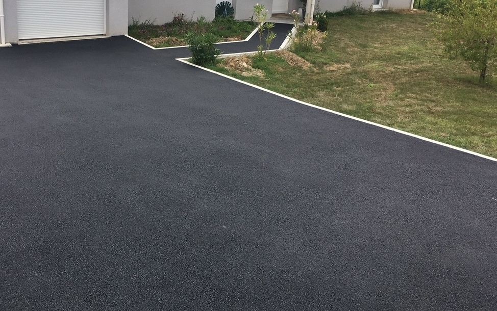Ralisation Cour en Enrob Noir  Chaud - Landes cre le 30/04/2025