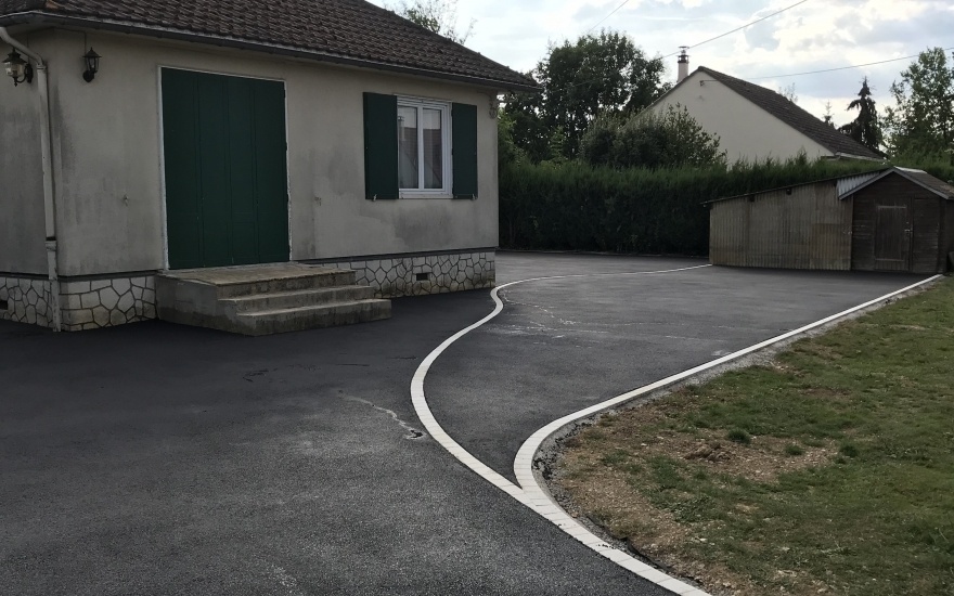 Ralisation Cour en enrob noir  chaud  Mesnil Thomas conue le 27/07/2018