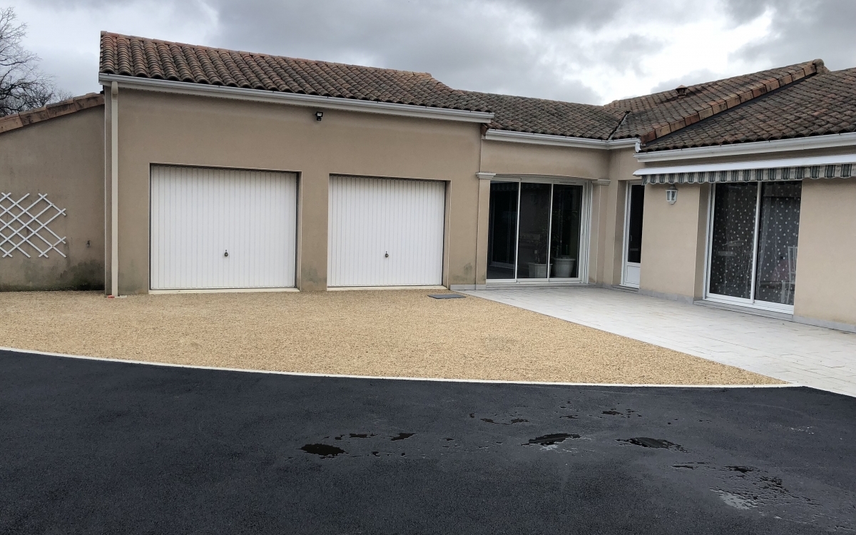 Ralisation Cour en enrob noir  chaud - Entreprise Neau  Naintr conue le 02/10/2018