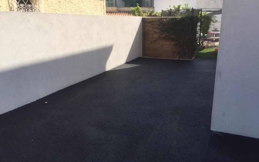 Cration Cour en enrob noir  chaud - Entreprise Cardenas   Marseille ralise le 15/02/2019