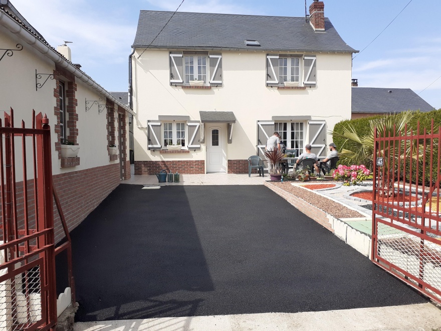 Ralisation Cour en enrob noir  chaud  Beaucamps Le Vieux conue le 05/05/2020
