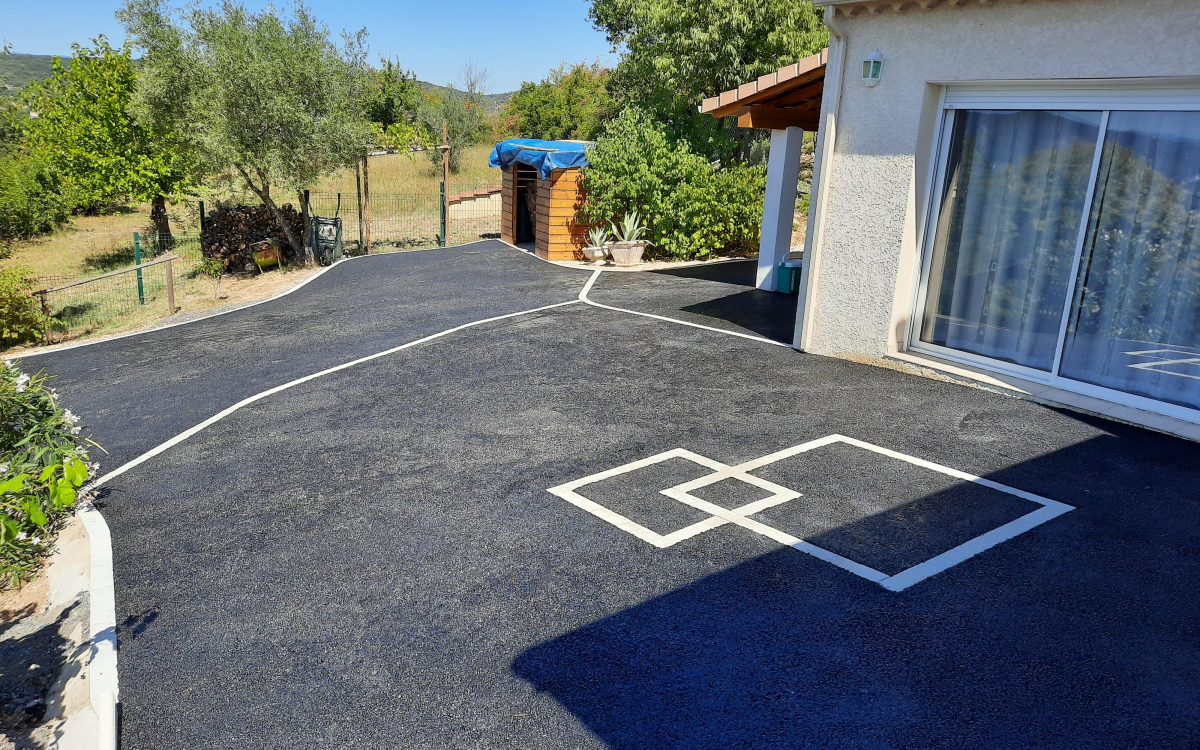 Conception Cour en enrob  chaud et Pav     Saint Privat des vieux ralise le 04/09/2020