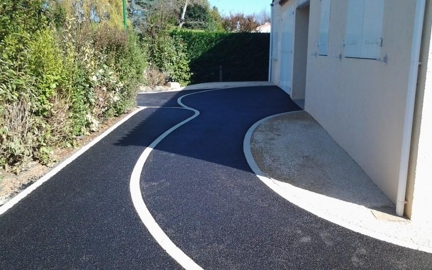 Ralisation Cour en Alvostar et enrob  Fontenay le Comte cre le 30/04/2025
