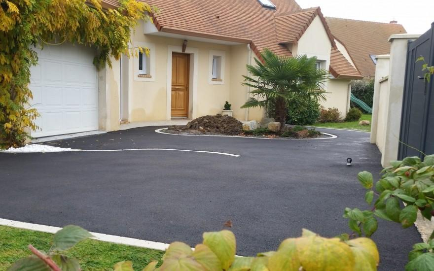 Conception Cour en enrob noir  chaud  Falaise cre le 01/05/2025