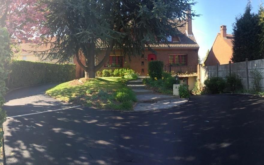 Ralisation Cour en enrob  chaud  Orsinval cre le 30/04/2025