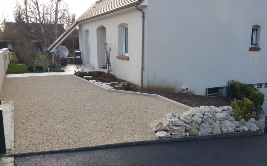 Cration Cour en Alvostar beige et bordures  La Chausse Saint Victor ralise le 01/05/2025