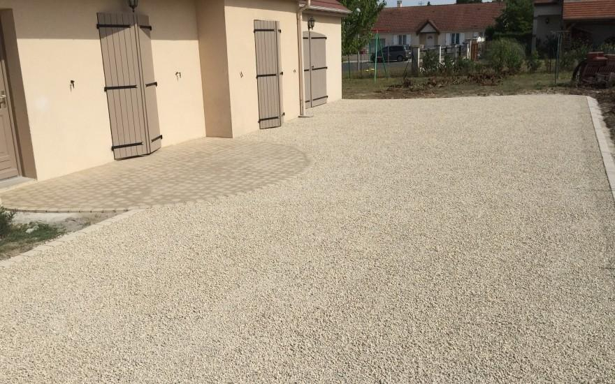 Conception Cour en Alvostar beige  Neuville aux Bois cre le 28/04/2024