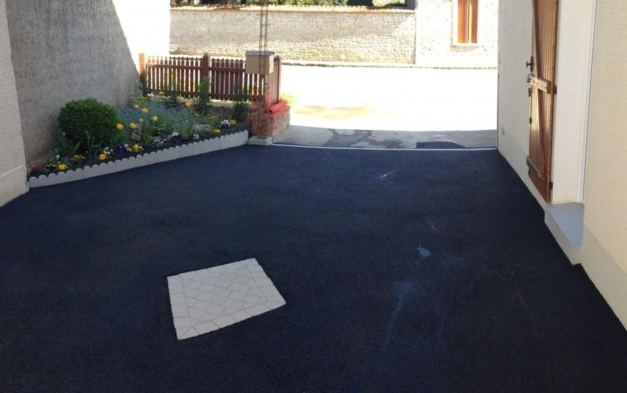 Cration Cour en enrob noir  chaud et motif  Sermaises ralise le 30/04/2025