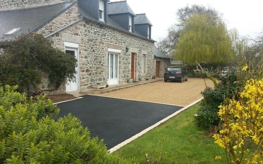 Conception Cour en Alvostar et enrob noir  chaud  Plurien cre le 01/05/2025