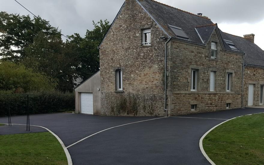 Cration Cour en enrob noir  chaud  Auray ralise le 01/05/2025