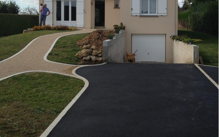 Cration Cour en Alvostar et enrob noir  chaud  Brval conue le 30/04/2025