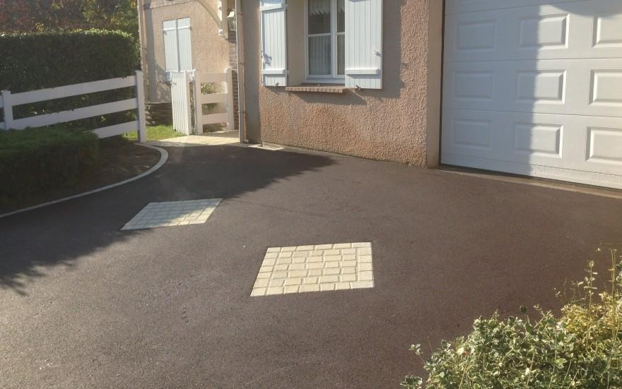 Cration Cour en enrob rouge  chaud  Mriel ralise le 01/05/2025