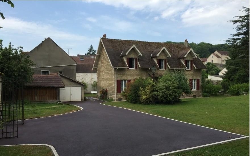 Cration Cour en enrob rouge  chaud  Vaural ralise le 30/04/2025