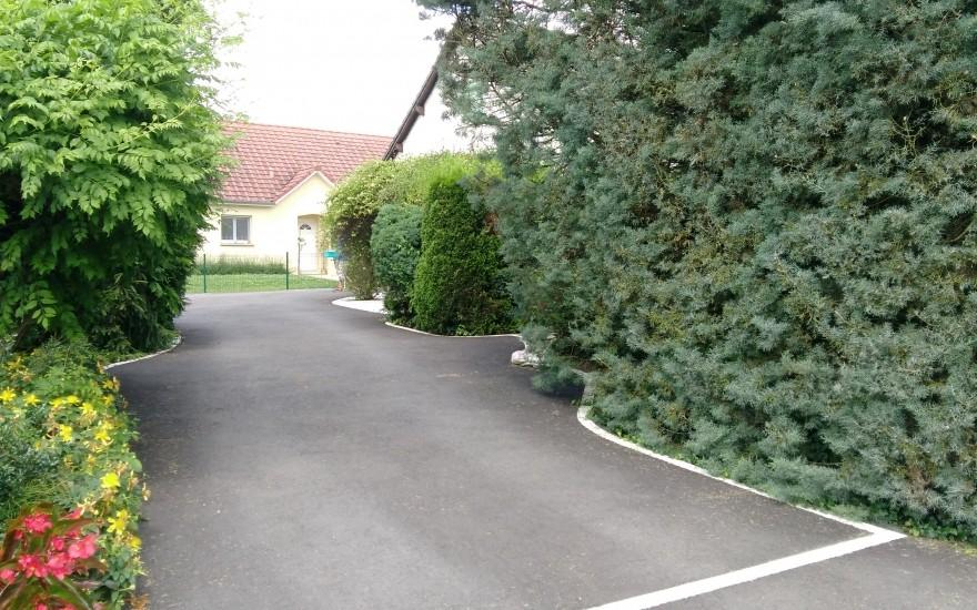 Cration Cour en enrob noir  chaud  Lans ralise le 30/04/2025