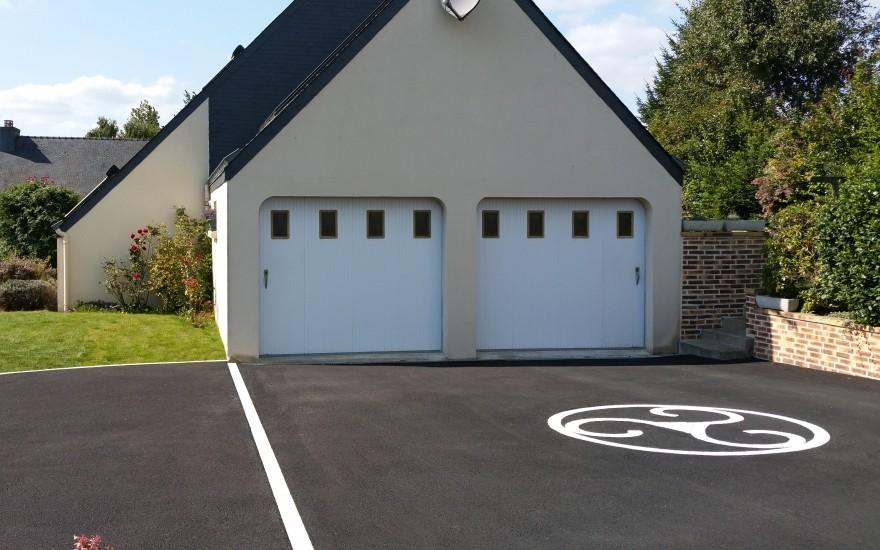 Cration Cour en enrob noir  chaud  Saint-Thuriau conue le 30/04/2025