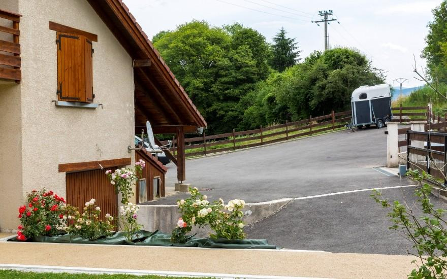 Ralisation Cour en enrob noir  chaud  Miribel-les-Echelles conue le 01/05/2025