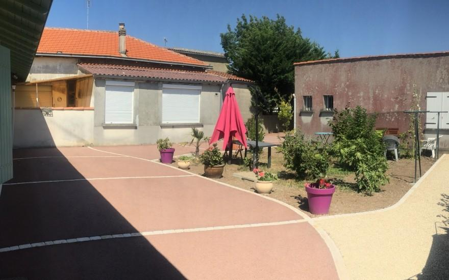 Ralisation Cour en bton poreux  Rochefort conue le 30/04/2025