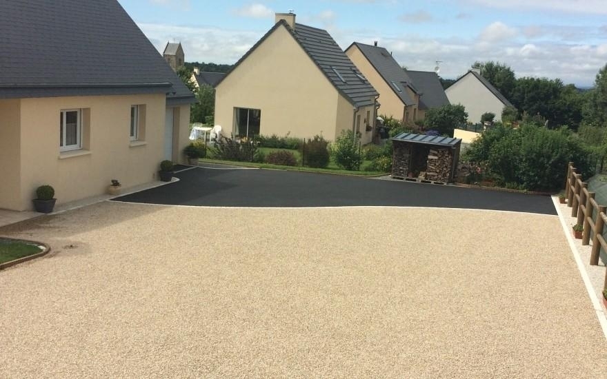 Ralisation Cour en Gravistar enrob noir  chaud  La Vendele cre le 01/05/2025