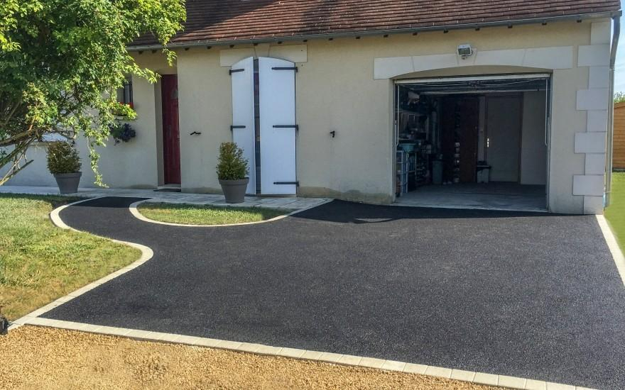 Cration Cour en enrob noir  chaud  Chatellerault ralise le 30/04/2025