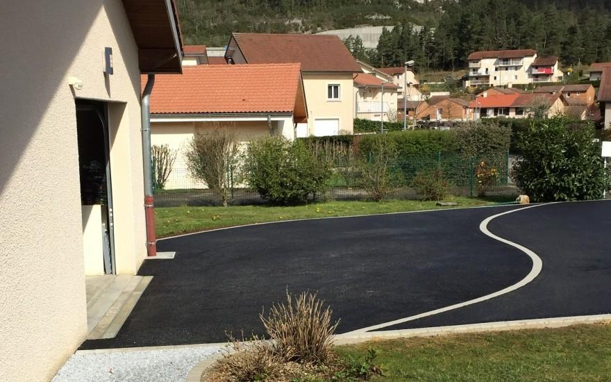 Ralisation Cour en enrob noir  chaud  Bourg en Bresse conue le 30/04/2025