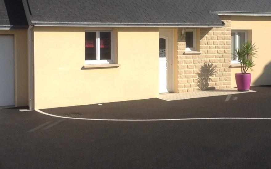 Cration Cour en enrob noir  chaud  Bannalec ralise le 30/04/2025