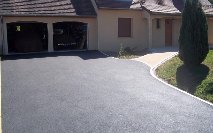 Conception Cour en enrob noir  chaud  Verdun cre le 30/04/2025