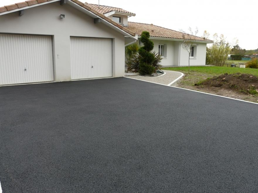 Ralisation Cour en Alvostar et enrob noir  chaud  Orthez cre le 01/05/2025