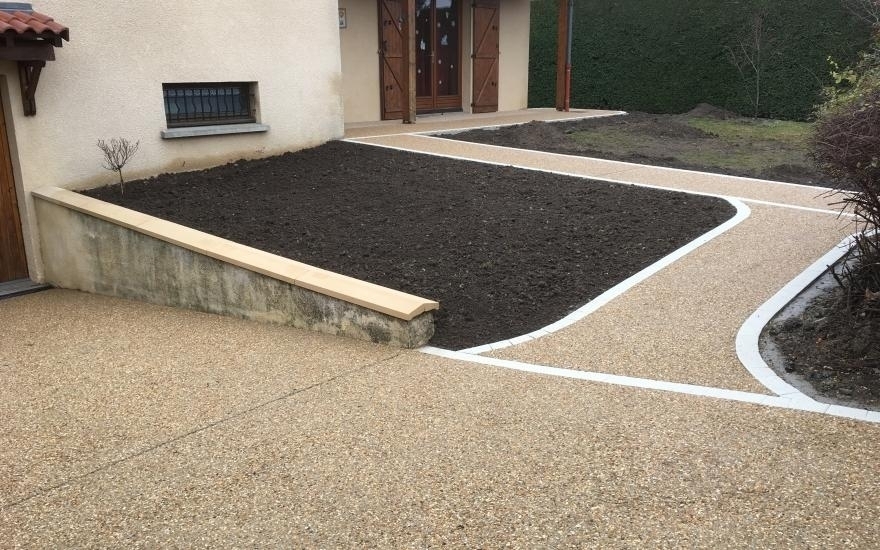 Cration Cour en bton dcoratif  Cournon-d'Auvergne conue le 30/04/2025