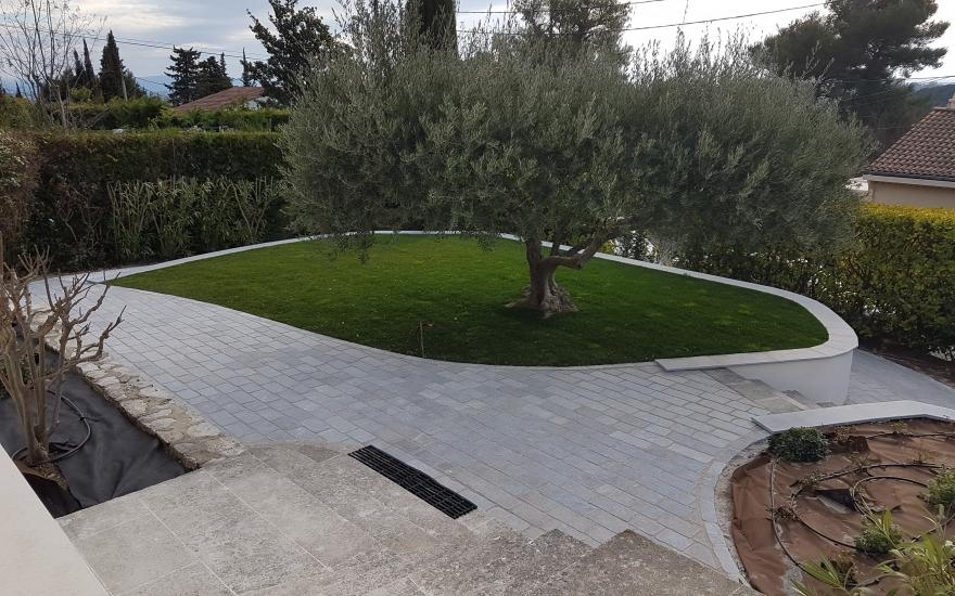 Cration Cour en pavage et DM Green  Villeneuve-ls-Avignon ralise le 30/04/2025