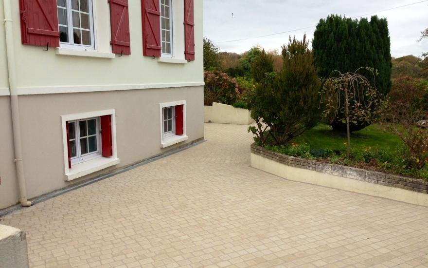 Conception Cour en pavage  Le Relecq-Kerhuon ralise le 01/05/2025