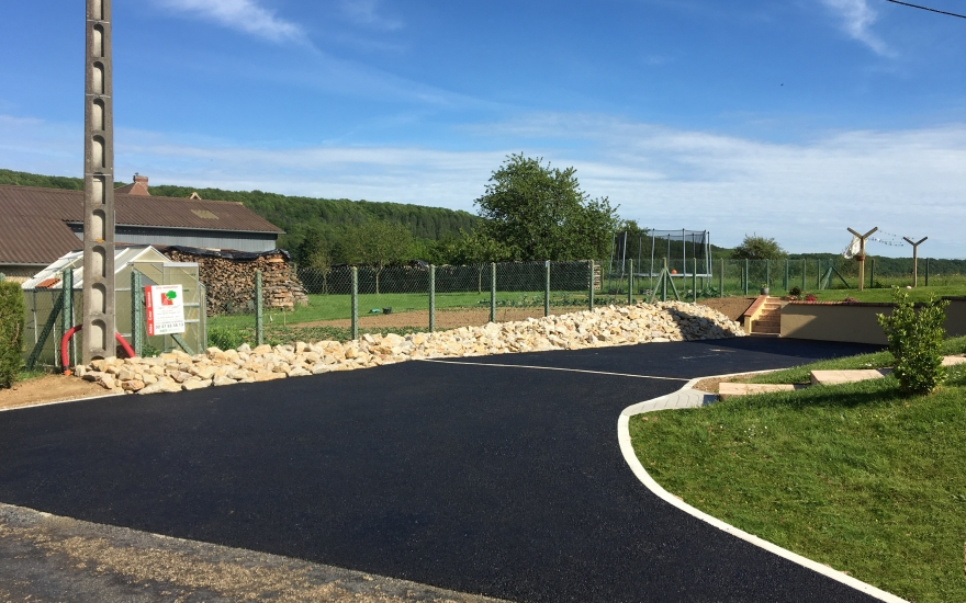 Cr�ation Cour en enrob� noir � chaud � Saint-Victor-de-R�no r�alis�e le 13/12/2025