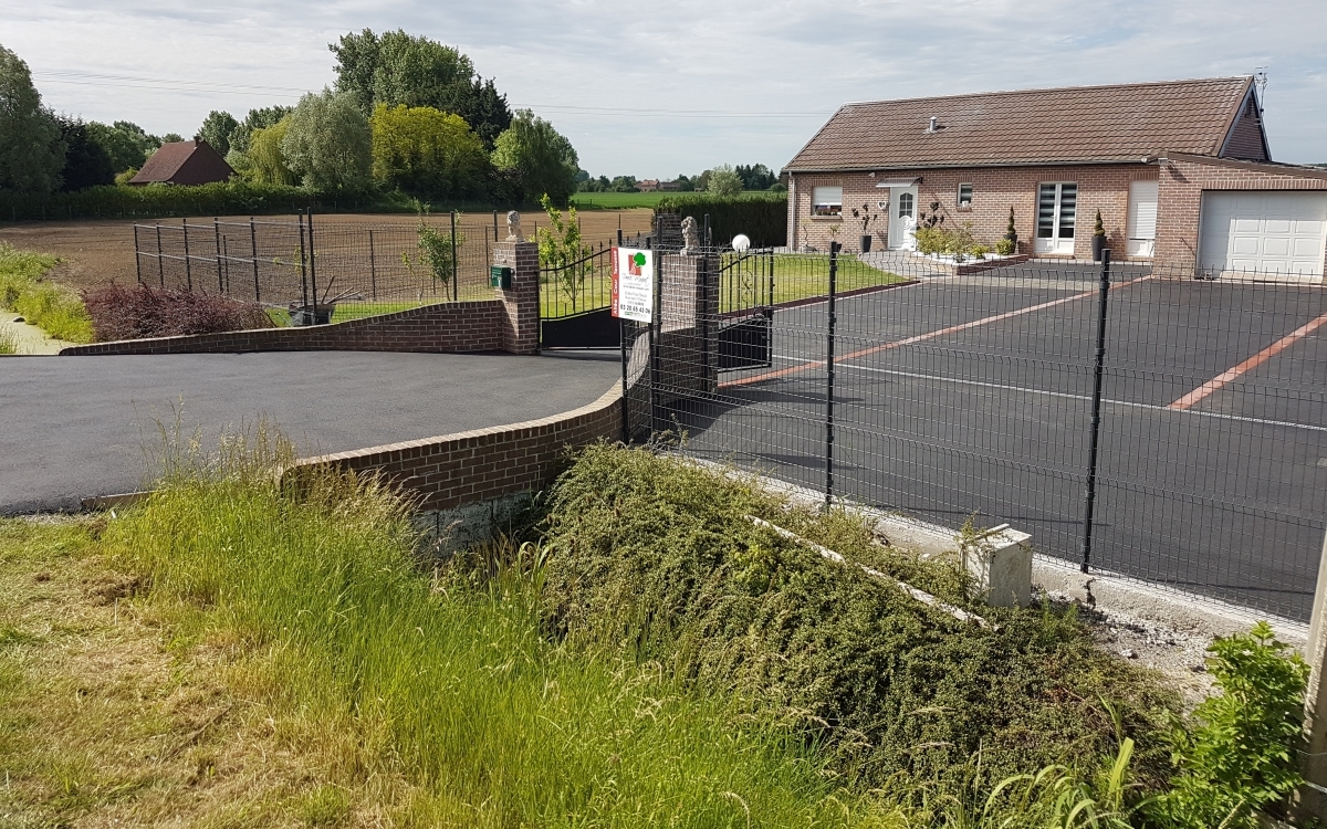 Conception Cour en enrob noir  chaud  Richebourg cre le 01/05/2025