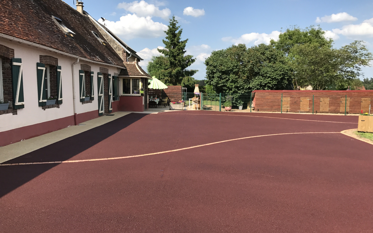 Ralisation Cour en enrob rouge  chaud et Minralstar  La Mancliere cre le 01/05/2025