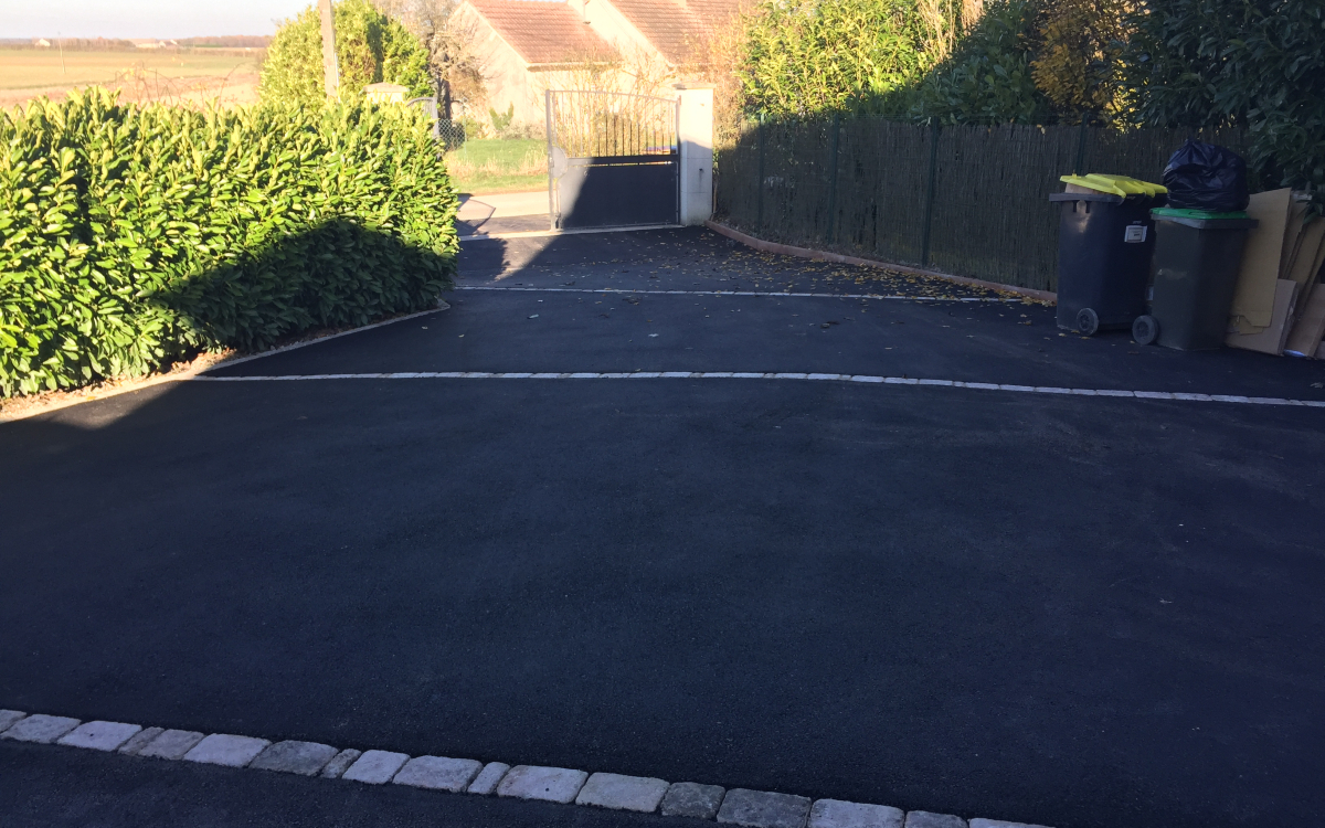 Ralisation Cour en enrob noir  chaud  Thimert-Gtelles cre le 30/04/2025