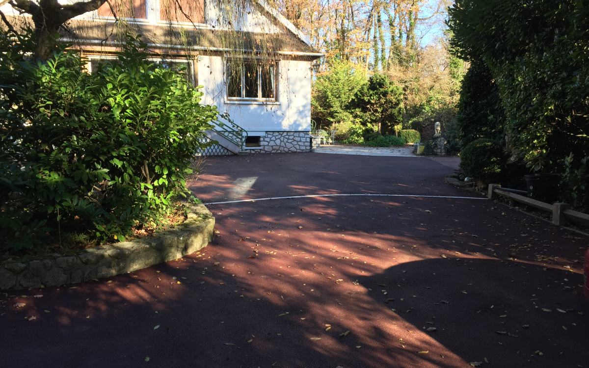Cration Cour en enrob rouge  chaud  Vernouillet  ralise le 30/04/2025