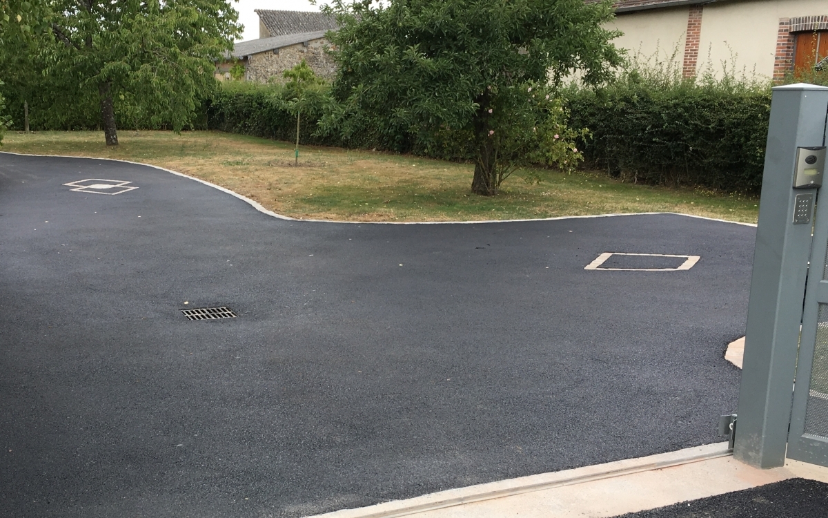 Ralisation Cour en enrob noir  chaud  Bourth cre le 01/05/2025