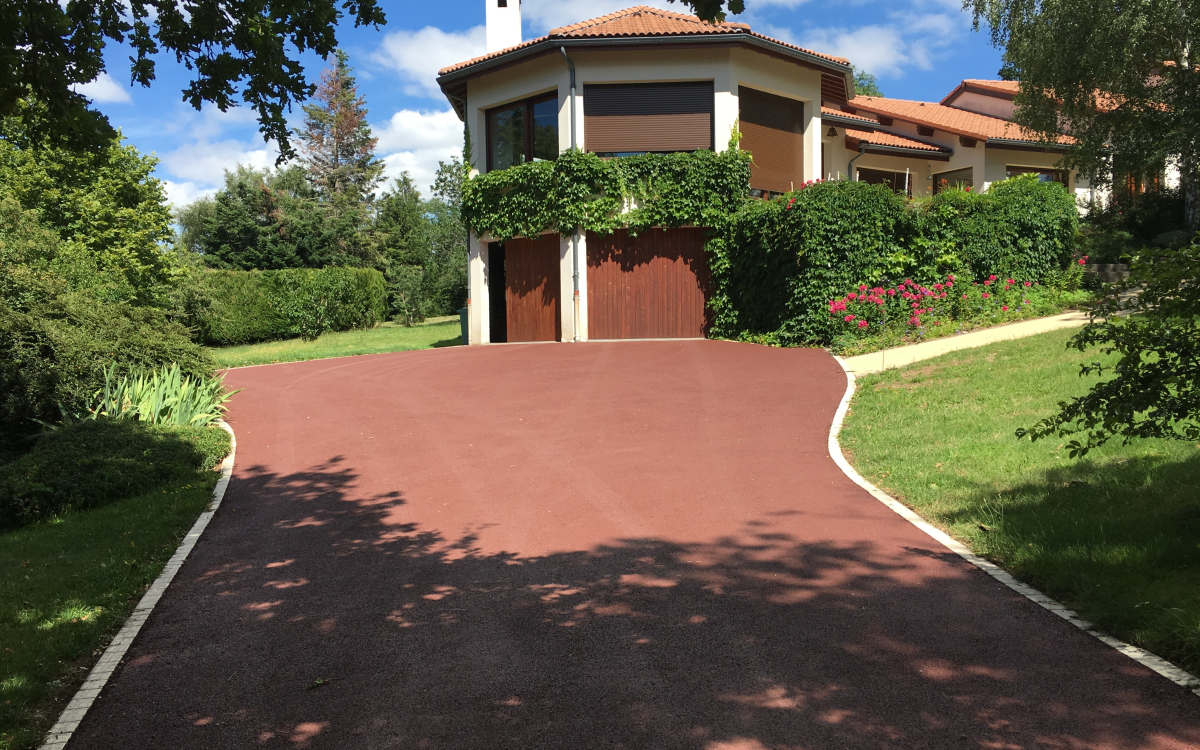 Ralisation Cour en enrob rouge  chaud  Royat cre le 30/04/2025