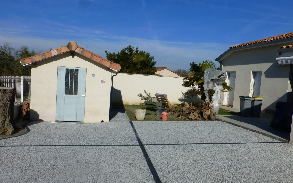 Ralisation Cour en bton dsactiv  Muret conue le 15/01/2018
