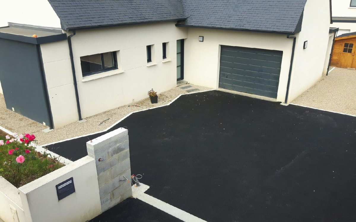 Ralisation Cour en enrob noir  chaud  MORLAIX conue le 30/04/2025