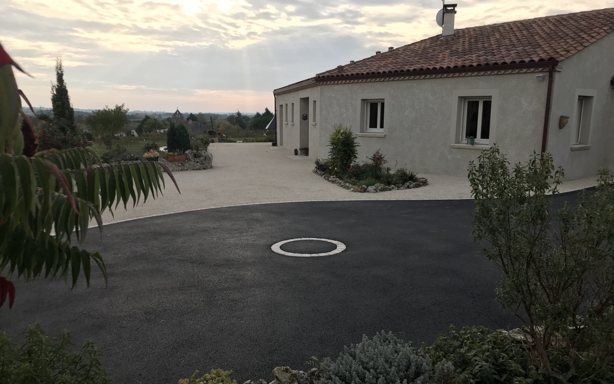 Cration Cour en enrob noir  chaud  Bergerac ralise le 01/05/2025