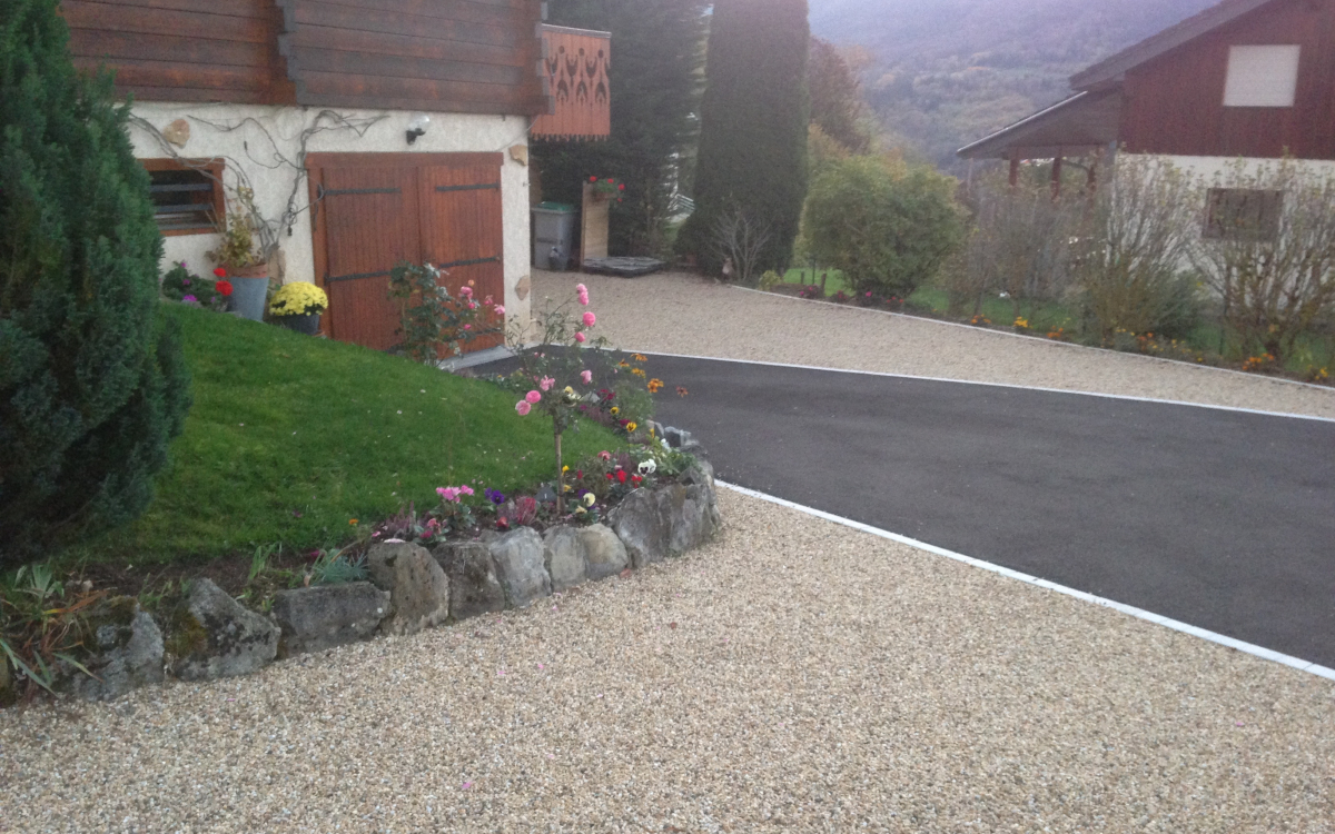 Cration Cour en Alvostar et enrob noir  chaud  Annemasse conue le 30/04/2025