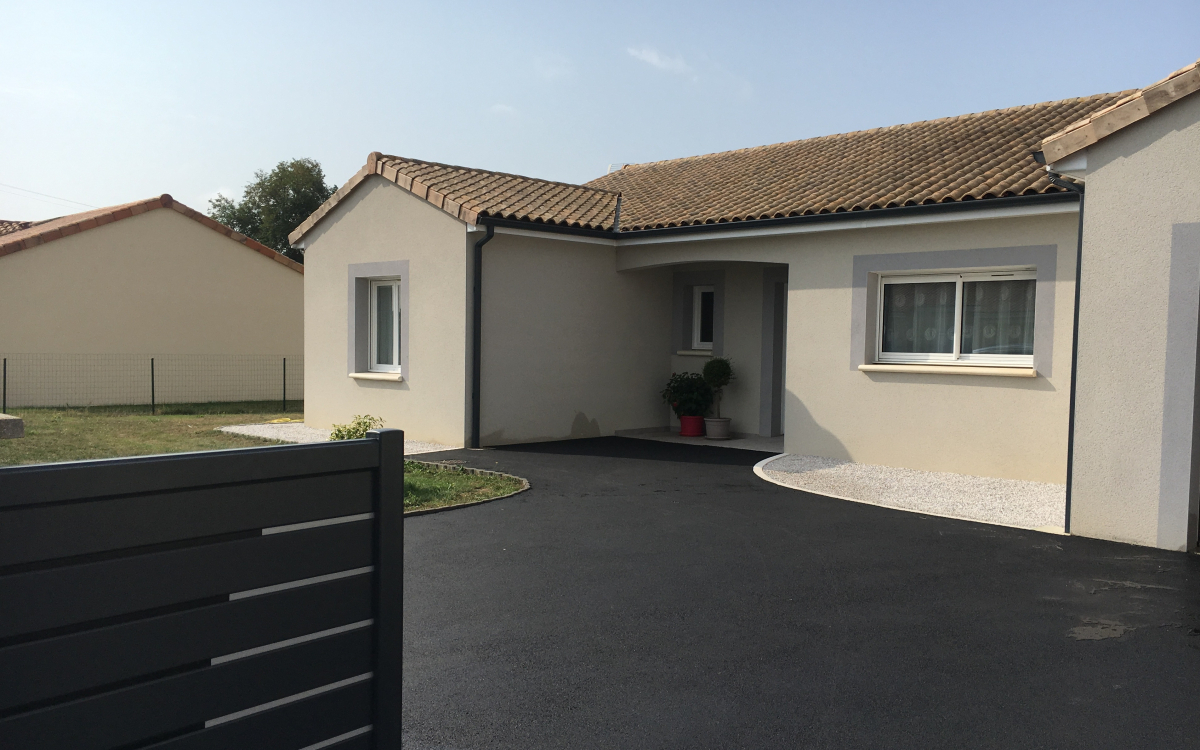 Conception Cour en enrob noir  chaud  Chatellerault cre le 30/04/2025