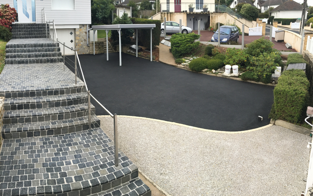 Conception Cour en Alvostar et enrob noir  chaud  Equeurdreville cre le 30/04/2025