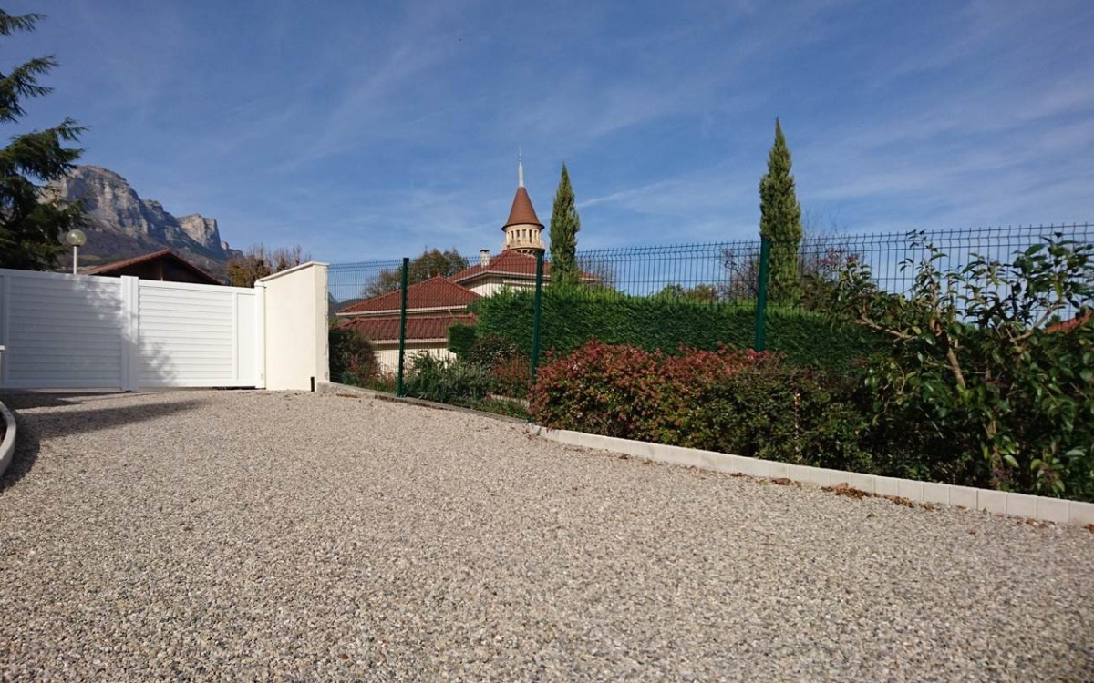 Ralisation Cour en Alvostar  Bernin cre le 01/05/2025